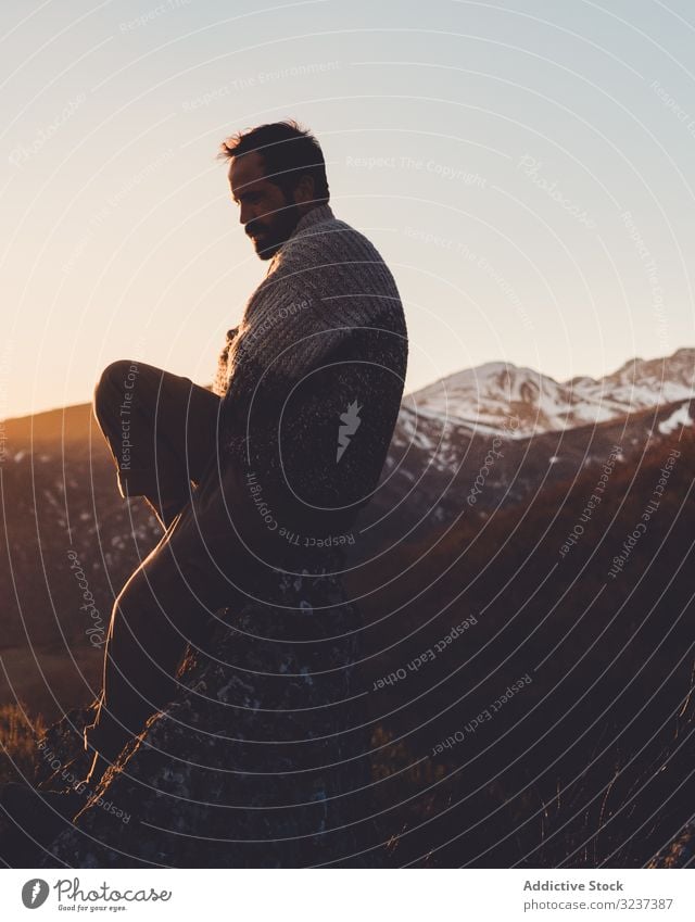 Weibliche Reisende sitzt bei Sonnenuntergang am Berghang Mann Berge u. Gebirge Herbst Top sitzen Erholung genießen männlich friedlich nachdenklich Freiheit