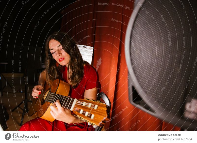 Kreative Frau singt und spielt Gitarre auf der Bühne Schauplatz Leistung Musik Musiker Sänger Gitarrenspieler Konzert Künstlerin Entertainment Gesang Klang