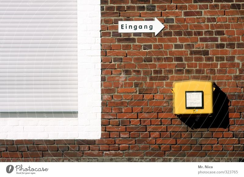 schreib mal wieder Arbeit & Erwerbstätigkeit Post Haus Gebäude Mauer Wand Fassade Fenster gelb Eingang Hinweisschild Rollladen geschlossen Briefkasten senden