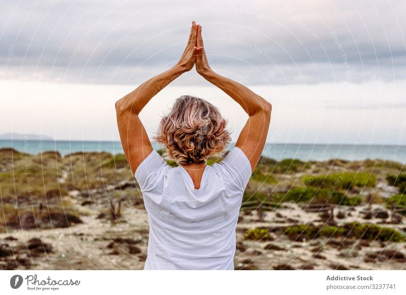 Erwachsene Frau praktiziert Kampfkünste in der Natur Himmel Wellness üben umklammerte Hände Fitness Atemwegserkrankungen Erholung Training Erwachsener ruhig