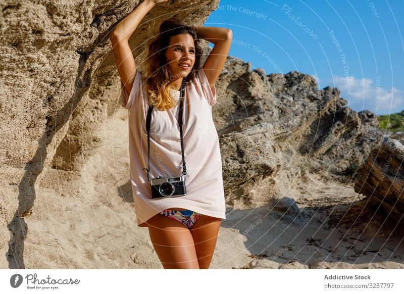 Frau steht auf steinigem Felsen Landschaft fotografierend Fotograf Tourist reisen Berge u. Gebirge Natur wandern Abenteuer Fotokamera Stein Klippe Fotografie