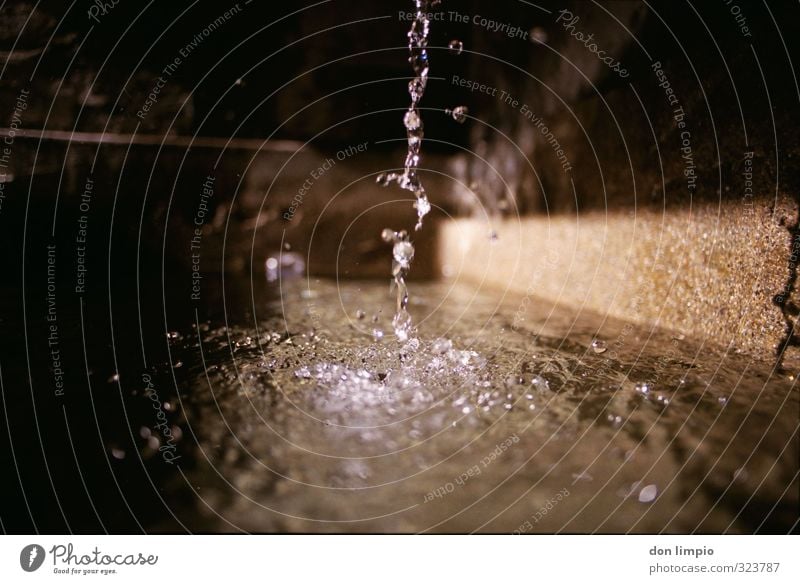 klares kaltes wasser Wassertropfen glänzend einfach Flüssigkeit frisch rein analog fließen Klarheit Farbfoto Detailaufnahme Textfreiraum links