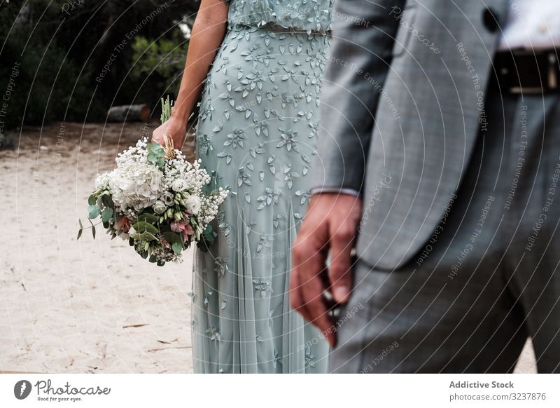 Glückliches Ehepaar in Hochzeitskleidung im Wald striegeln Braut Heirat Liebe Feier Paar Ehefrau Frau Partnerschaft Jungvermählter Natur Baum nadelhaltig