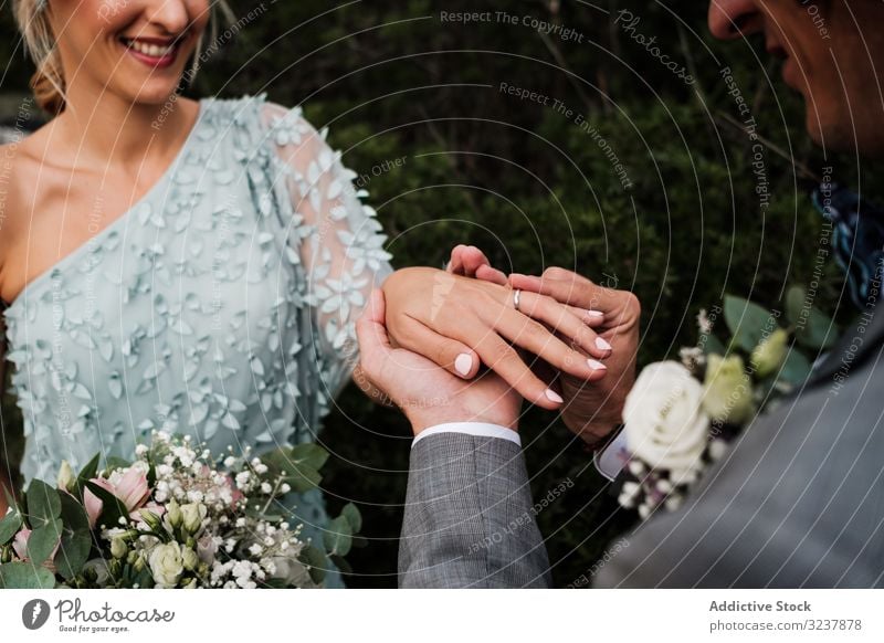 Fröhliches frisch verheiratetes Paar tauscht Ringe Hochzeit Liebe Engagement Fröhlichkeit Schmuck Ehefrau Frau Mann Glück Festakt Romantik Zusammensein Ehemann