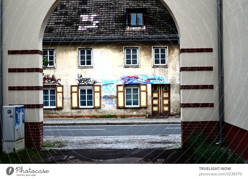 Sanierter Torbogen mit Blick auf unsaniertes Haus gegenüber Subkultur Graffiti Potsdam Hauptstadt Stadtzentrum Altstadt Ruine Bauwerk Architektur Mauer Wand