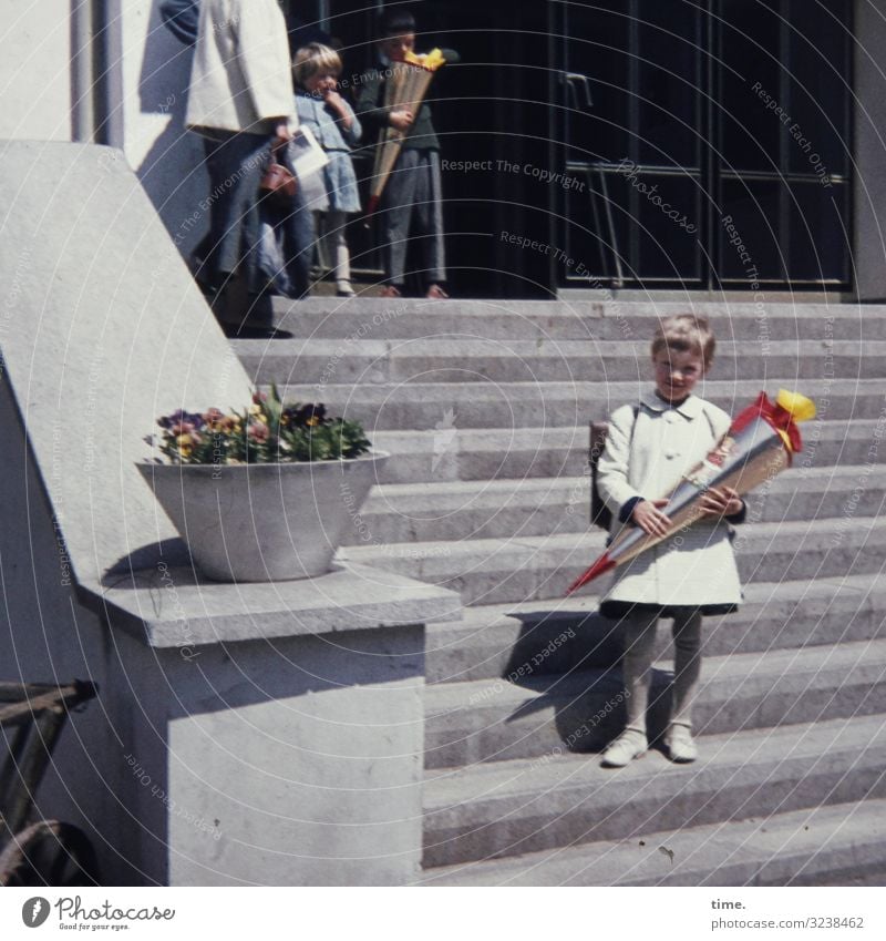 Vorschusslorbeeren Bildung Schule Schulgebäude Schulkind Schüler feminin Mädchen 4 Mensch Haus Treppe Geländer Eingang Eingangstür beobachten festhalten Blick