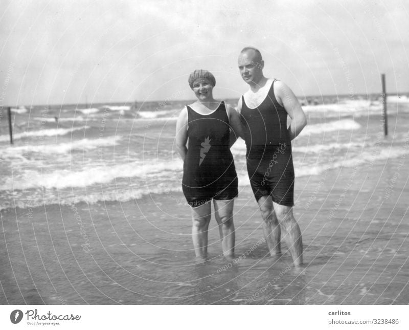 Oma und Opa am Meer Ostsee Zwanziger Jahre Ferien & Urlaub & Reisen Glück Familie & Verwandtschaft Vergangenheit Schwarzweißfoto Weimarer Republik Strand Sommer