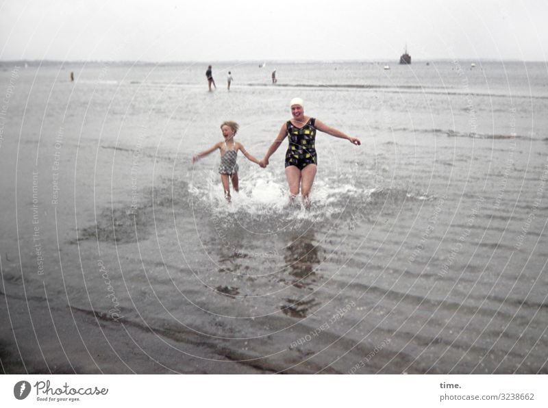 Bewegungsbad feminin Mädchen Frau Erwachsene 2 Mensch Menschengruppe Umwelt Horizont Wellen Küste Meer Badeanzug Badekappe berühren festhalten laufen rennen