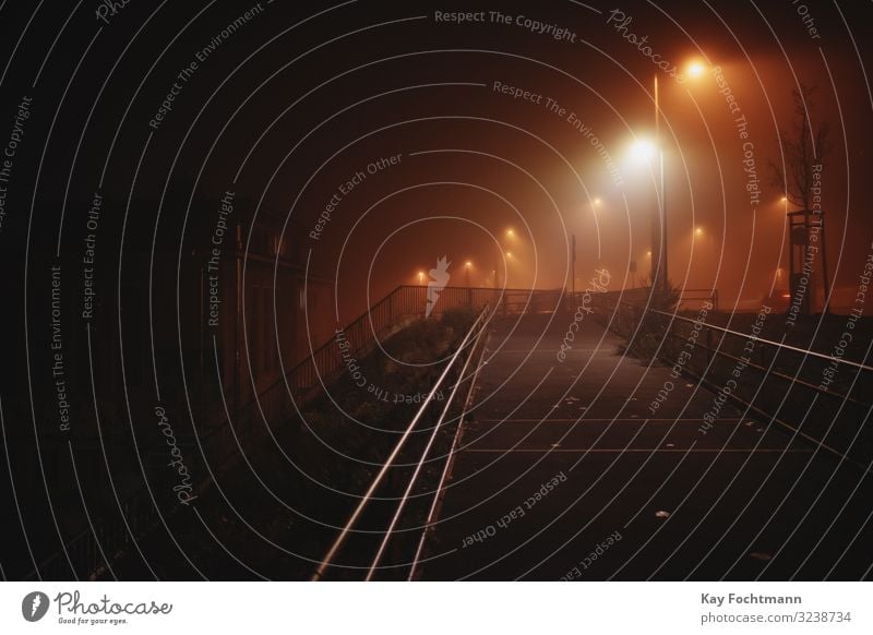 dramatisches Licht auf einer Brücke in einer nebligen Nacht in Leipzig, Deutschland Gasse Architektur Strahl Gebäude Großstadt Stadtbild dunkel Abend Nebel