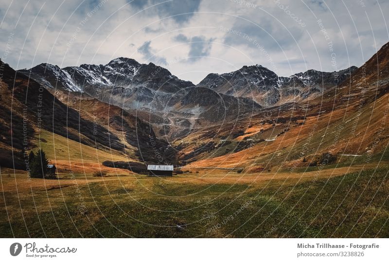 Bergpanorama und Hütte im Tal Ferien & Urlaub & Reisen Tourismus Berge u. Gebirge Natur Landschaft Himmel Wolken Herbst Gras Gipfel Schneebedeckte Gipfel