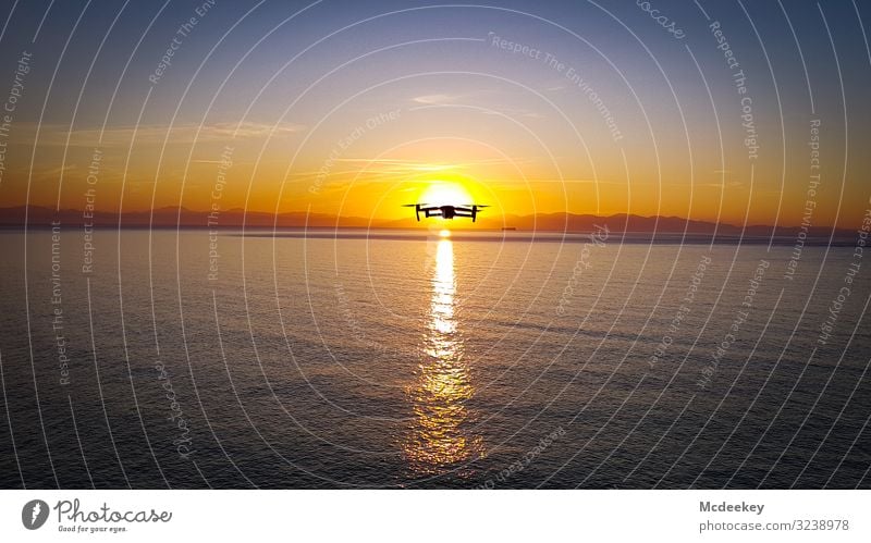 I see you drone drone flight sunset light sunshine Sonnenlicht Meer ocean Sonnenuntergang Sonnenuntergangshimmel Himmel Wolken Licht Außenaufnahme Landschaft