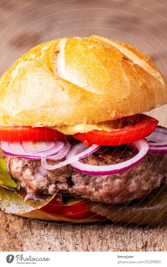 Hamburger auf Holz Fleisch Gemüse Brot Brötchen Fastfood Grill groß lecker saftig Geschwindigkeit Tomate selbstgemacht Fleischklösse Hackfleisch Zutaten bbq