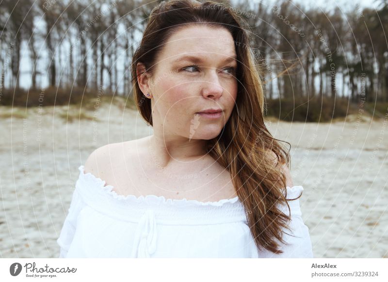 Portrait einer jungen Frau vor Stranddüne elegant Freude schön Leben Wohlgefühl Ausflug Junge Frau Jugendliche Erwachsene 30-45 Jahre Landschaft Herbst Baum