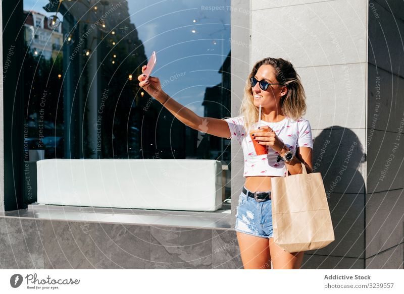 Fröhliche Frau verlässt Restaurant Café trinken Gesundheit Lächeln Smartphone Tüte lassen urban Vitamin Getränk Saft Smoothie Tasse Entzug heiter erfreut Dame