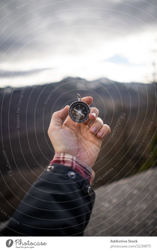 Reisende mit Kompass im Bergtal Reisender Berge u. Gebirge Tal felsig modern führen Halt ausgestreckt Hand stehen Person Mann Erwachsener reisen Regie Ausflug