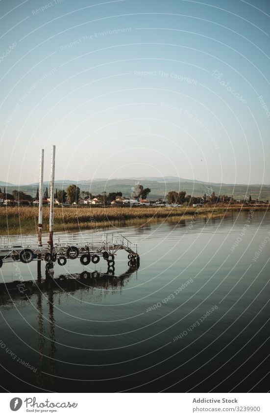 Verwitterte Mole bei ruhigem Wasser Pier MEER rostig Himmel wolkenlos verwittert Reisender Abend Struktur Konstruktion Weg schäbig rau Meer Windstille