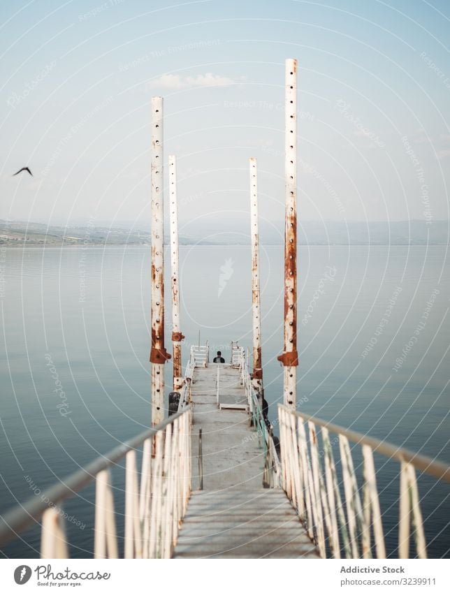 Rostige Mole bei ruhiger See Pier MEER Wasser rostig eng Reling Himmel wolkenlos verwittert Reisender Abend Struktur Konstruktion Weg schäbig rau Meer