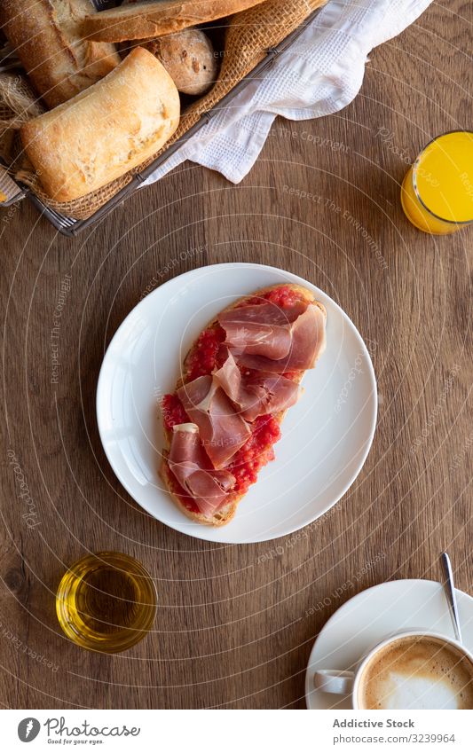 Stilvolle Servierplatten mit Sandwich zum Frühstück Tisch Einstellung Lebensmittel Belegtes Brot frisch Gesundheit Mahlzeit Morgen hölzern Mittagessen Tasse