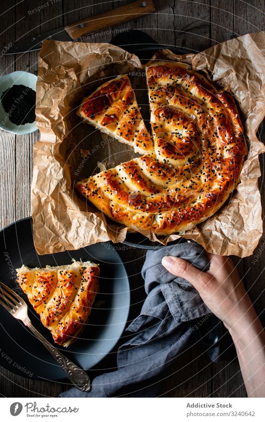 Gesichtslose Person serviert selbstgemachten Borek auf Holztisch borek Gebäck Koch Lebensmittel burek Hauch gebacken Spirale Speise Pasteten balcan Türkisch