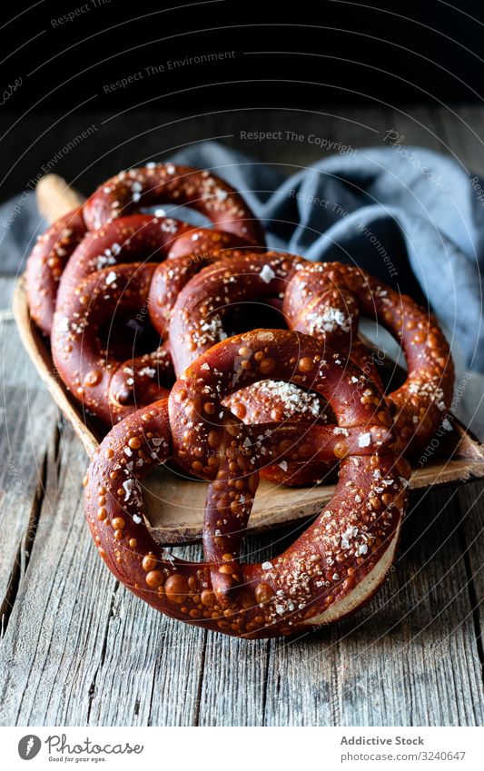 Köstliche gebackene Brezeln auf Holztisch Snack Lebensmittel gesalzen frisch lecker traditionell Küche Deutsch geschmackvoll Bohnenkraut Feinschmecker ungesund