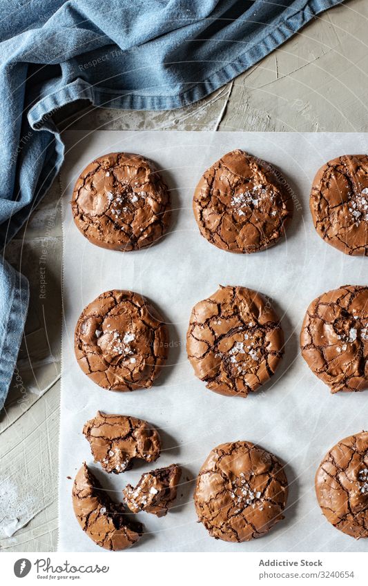 Hausgemachte Brownie-Kekse auf Backpapier Dessert Schokolade Lebensmittel lecker Biskuit selbstgemacht süß backen Papier frisch geschmackvoll Zucker Pulver