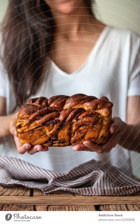 Gesichtslose Frau mit appetitanregendem Zimtbaby Koch babka Brot Dessert gebacken verdrillt Brotlaib lecker Lebensmittel süß selbstgemacht frisch Schokolade