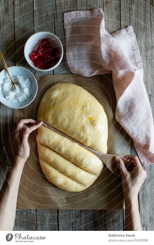 Gesichtsloser Koch bereitet spanischen Coca-Kuchen San Juan zu Pasteten coca san juan Teigwaren Bäckerei Lebensmittel Vorbereitung Prozess Linie geformt