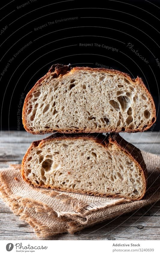 Frische Brotscheiben fallen auf den Tisch Spielfigur frisch Serviette fliegend Mahlzeit Gesundheit Lebensmittel Scheibe Zuprosten gebacken Gebäck weich Snack