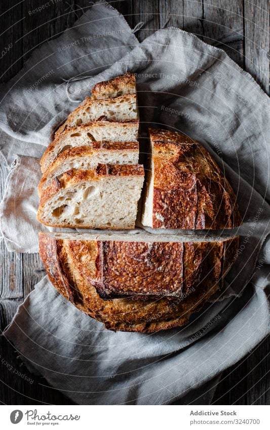 Frische Brotscheiben fallen auf den Tisch Spielfigur frisch Serviette fliegend Mahlzeit Gesundheit Lebensmittel Scheibe Zuprosten gebacken Gebäck weich Snack