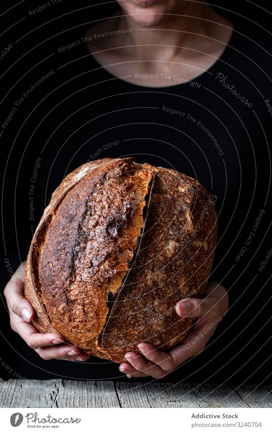 Erntehelfer, der etwas Brot hält Person frisch Samen zeigen Mahlzeit Lebensmittel Küche heimwärts Snack rustikal gebacken Gesundheit lecker geschmackvoll