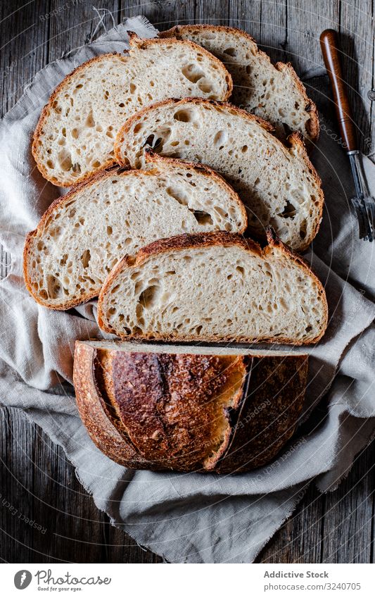 Frische Brotscheiben fallen auf den Tisch Spielfigur frisch Serviette fliegend Mahlzeit Gesundheit Lebensmittel Scheibe Zuprosten gebacken Gebäck weich Snack