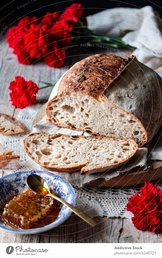 Frische Brotscheiben fallen auf den Tisch Spielfigur frisch Serviette fliegend Mahlzeit Gesundheit Lebensmittel Scheibe Zuprosten gebacken Gebäck weich Snack