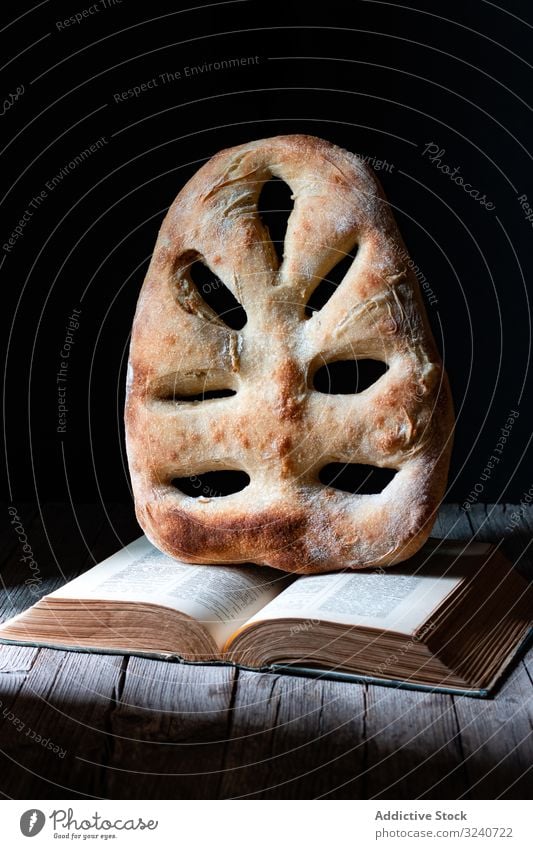 Fougasse über offenes Rezeptbuch Brot Buch fougasse Brotlaib Tisch Küche Mahlzeit Lebensmittel Französisch Gebäck Bäckerei geschmackvoll lecker Ernährung Speise