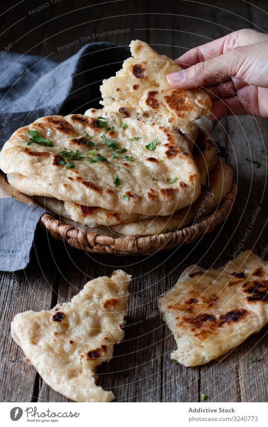 Erntehelfer demonstriert Naan-Brot Fladenbrot naan rustikal Mann zeigen Stapel frisch Lebensmittel Küche gekocht vorbereitet manifestieren männlich kulinarisch