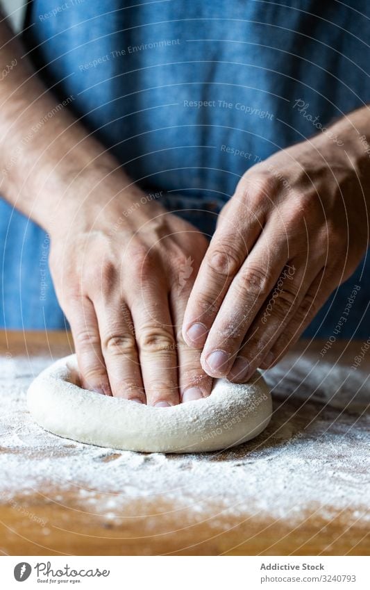 Erntehelfer, der Teig für Pizza plättet Mann Teigwaren verflachen Mehl weich frisch Küche Vorbereitung Lebensmittel Küchenchef Italienisch traditionell männlich