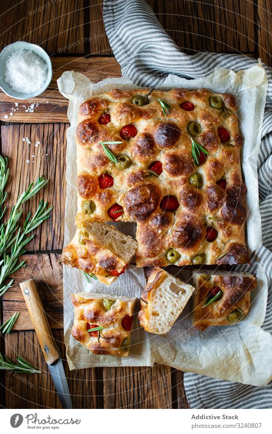 Kartoffelfocaccia in der Nähe von Salz und Rosmarin Focaccia traditionell Speise Küche Serviette Italienisch Tisch geschmackvoll lecker Gewebe Stoff Handtuch