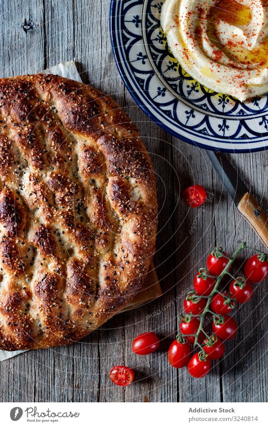 Ramazan pidesi in der Nähe von Gewürzen und Tomaten ramazan pidesi Brot traditionell Türkisch Küche Lebensmittel Mahlzeit Rezept Mittagessen Abendessen Brotlaib