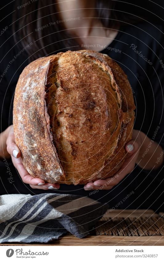 Erntehelfer, der etwas Brot hält Person frisch Samen zeigen Mahlzeit Lebensmittel Küche heimwärts Snack rustikal gebacken Gesundheit lecker geschmackvoll