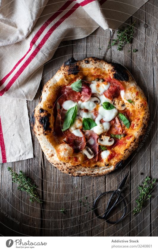 Schmackhafte Sommerpizza mit Serviette und Schere Pizza traditionell Tisch rustikal Italienisch Feinschmecker frisch lecker geschmackvoll Handtuch Stoff Gewebe