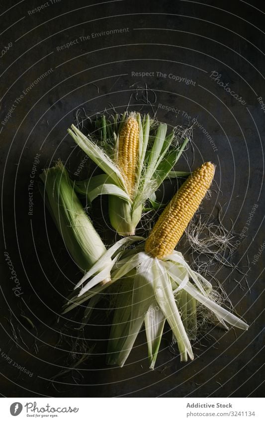 Phasen des Schälens von frischem Mais sich[Akk] schälen reif Konzept Tisch Küche Gemüse Lebensmittel Wachstum Ackerbau Natur Snack Saison Kernel Samen Pflanze