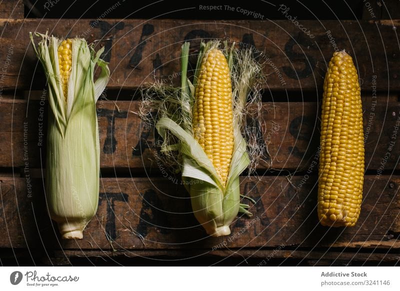 Phasen des Schälens von frischem Mais sich[Akk] schälen reif Konzept Tisch Küche Gemüse Lebensmittel Wachstum Ackerbau Natur Snack Saison Kernel Samen Pflanze