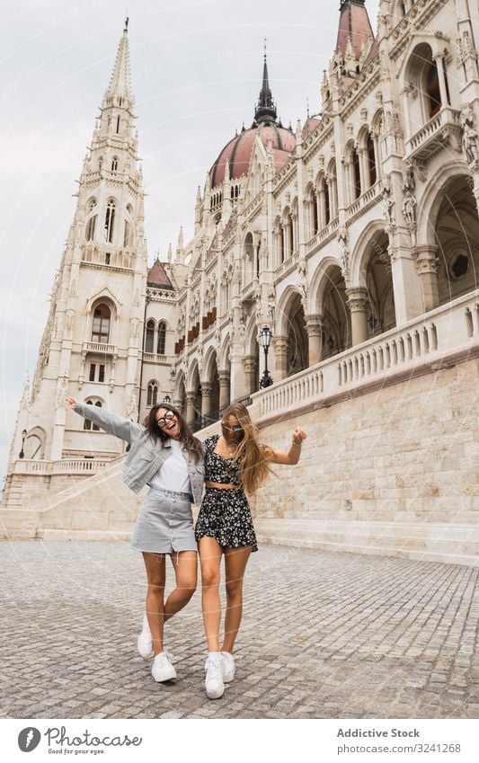 Lustige Freundinnen auf einem alten Platz mit Kuppelgebäuden Frauen Quadrat schlendern Tourist Architektur Umarmen reisen Turm Spaß Dom trendy Glück Stil Lachen