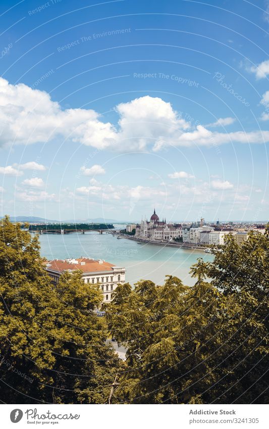 Hellblauer Fluss umgeben von Bäumen und Gebäuden Großstadt Himmel Windstille Landschaft Budapest Natur strömen urban Garten Höhe malerisch fließend Architektur