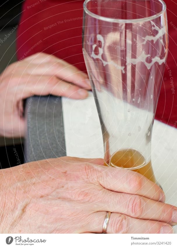 Fast schon leer Getränk Bier Weizenbierglas Weißbierglas Mann Erwachsene Hand 1 Mensch Glas Kunststoff trinken warten einfach grau rot weiß Gefühle ruhig