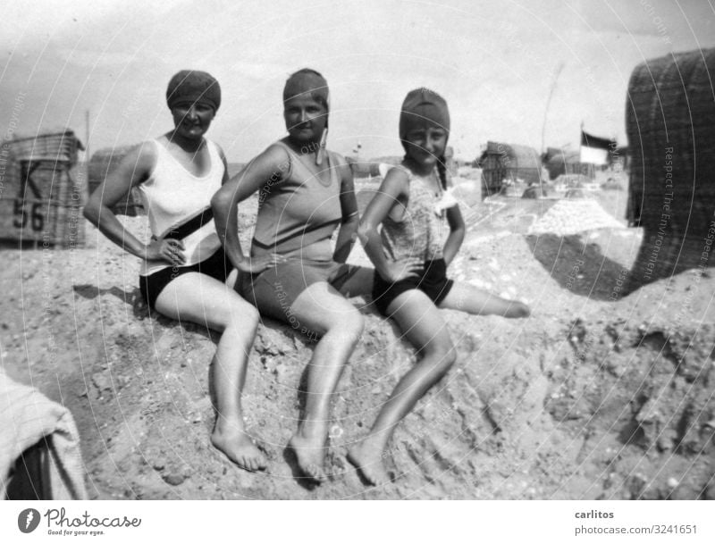 Drei Damen Ostsee Strand Sandburg Strandkorb Badenixe Frau Badeanzug Ferien & Urlaub & Reisen Sommer Badekappe gute alte Zeit Körperhaltung Erinnerung Erholung