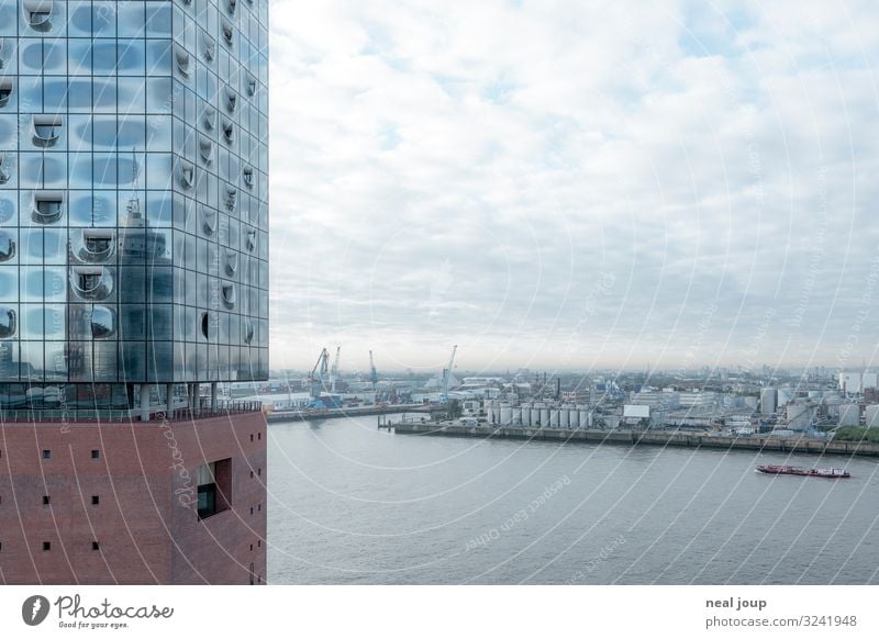 Elbphi Selfie Wolken Flussufer Hamburg Deutschland Stadt Hafenstadt Skyline Sehenswürdigkeit Wahrzeichen Elbphilharmonie Glas ästhetisch elegant glänzend blau