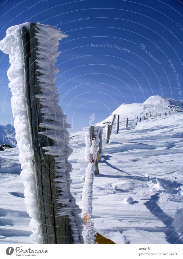 schöner Zaun kalt Winter Schnee Eis Eiszapfen Kristallstrukturen Himmel blau