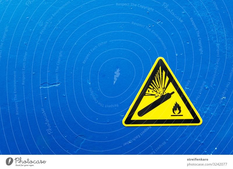 Warnschild Warnung vor Gasflaschen gelb auf blauem Hintergrund Arbeit & Erwerbstätigkeit Beruf Handwerker Fabrik Industrie Baustelle Energiewirtschaft forschen