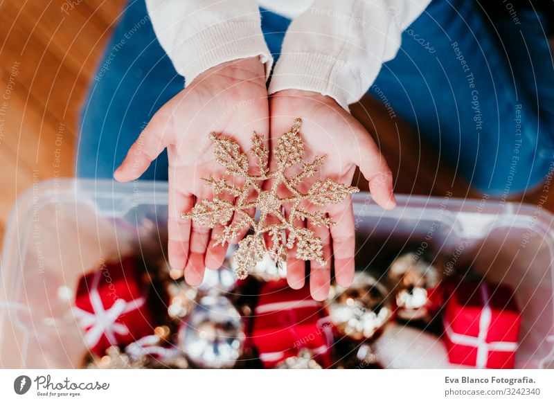 Kind Mädchen schmückt Weihnachtsbaum zu Hause Lifestyle Winter Schnee Dekoration & Verzierung Weihnachten & Advent feminin Kleinkind Schwester