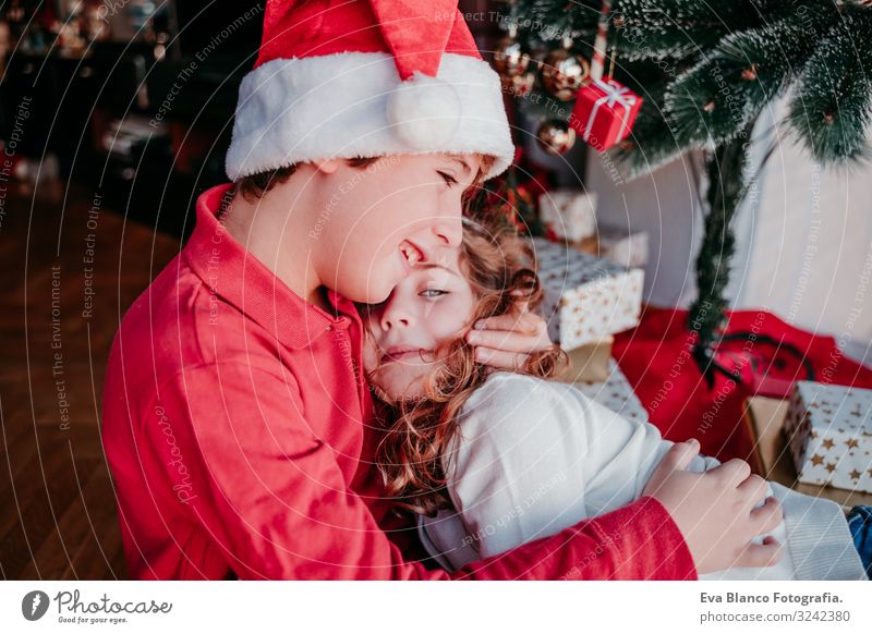 Bruder und Schwester zu Hause. Weihnachtskonzept Lifestyle Freude Spielen Winter Dekoration & Verzierung Weihnachten & Advent Kind Mensch maskulin feminin